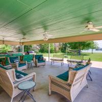 Sunrise Cove RC LLC Lakefront Home with 2 Casitas!, hotel cerca de Aeropuerto de Corsicana Municipal (C. David Campbell Field) - CRS, Kerens