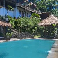 Guesthouse Thalassa, hotell i Bunaken