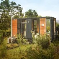 Alpaca Tiny House with Vineyard Lakeside by Tiny Away, hotel v destinácii Flowerdale