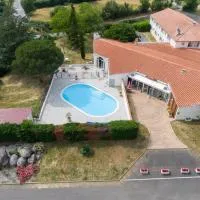 Greet Hôtel Castres Saix, מלון בSaix