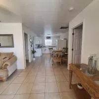 Home 3 beds 1 full bath 1 half bath Port Charlotte near beach, hotel u gradu Port Šarlot