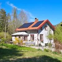 Charmigt äldre hus, laddbox 16kw, 5 bil-minuter till bad, viešbutis Striomstade