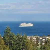 Stunning Ocean View Modern 1 BDR Private Entry Suite, hotel v mestu Colwood