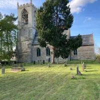Tiny home in Grade 1 listed church garden, hotel u gradu Dunham