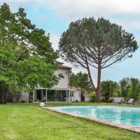 Domaine d'AROMM - Chambres d'hotes & gites - Piscine, Jacuzzi, Etangs & Animaux - Au calme: Ouches şehrinde bir otel