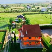 Demaj House، فندق في Grilë