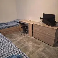 Private cosy room in a modern suburban penthouse, hotel en Luqa