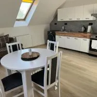 Podkrovní apartmán se společným bazénem, hotelli kohteessa Zlonice