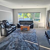 Fully Renovated 3 Bedroom Home, hotel poblíž Letiště Nelson - NSN, Nelson