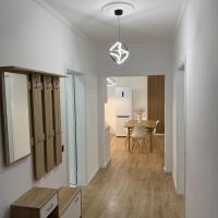 Bright Apt 1 Min from the Sea, hotel a Durrës