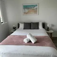Ensuite Double Room - Central & Convenient Location in Guildford West, hotel em Holroyd