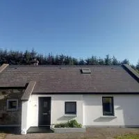 Kearneys Cottage, Dugort, Achill Island, County Mayo - 3 Bedroom Sleeps 6, хотел в Bellanasally