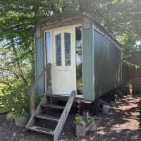 Rhodes To Serenity - Waterfall Shepherds Hut, hotel em Cauldon
