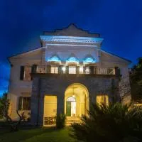 Breakfast-1844 Frescoes -Panoramic Solarium- Centuries Old-Park - Villa Mastrangelo, hotel sa Colli del Tronto