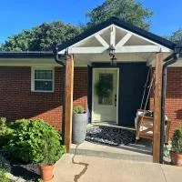 Minutes from LMU, ARH, and Cumberland Gap National Historic Park, Laurel Cove Music Festival, and Pine Mountain State Resort Park – hotel w mieście Middlesboro