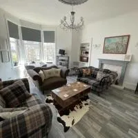 Osbourne Place, Flat 2-2, 42 Mount Pleasant Road, Rothesay, Isle of Bute, PA20 9HJ, hotel en Rothesay