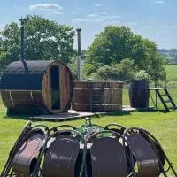 GreenFeilds Glamping Stargazing Yurts and Outdoor Spa, отель в городе Milwich