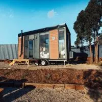 Farm Stay at Sheltered Paddock by Tiny Away, khách sạn ở Warrenmang
