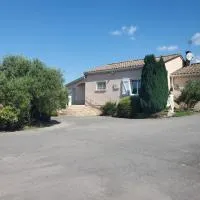 Villa privée au calme avec gand jardin et terrasse, hotel en Bout-du-Pont-de-Larn