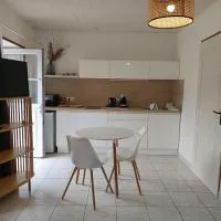 Studio équipé, proche aéroport, hotel v destinaci Bouguenais