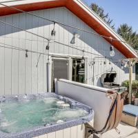 9 Mi to Shore Home with Hot Tub in Howards Grove!, hotel poblíž Sheboygan County Memorial - SBM, Howards Grove