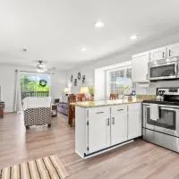 Family and Pet friendly ground level Condo, 4 mins to Silver Dollar City, Amazing Ozark Mountain Views, hotel a Branson
