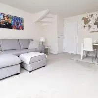 Walk to Liverpool Airport - Luxury Stay with EV Charge - Fast WiFi, hotel near Liverpool John Lennon Airport - LPL, Liverpool
