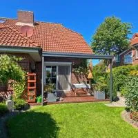 ruhig gelegenes Ferienhaus mit Kamin, hotel en Dornum