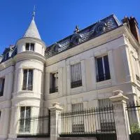 large 5-bedroom 2 floor apartment 200 m2, hotel v destinaci Nemours