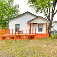 1 Mi to Dtwn Family Home with Porch in Brownwood, hotel near Brownwood Regional Airport - BWD, Brownwood