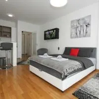Apartment Moonstone 3, hotelli kohteessa Bežanija