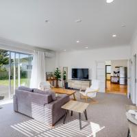 Mahia Bliss - Surf & Serenity Holiday Home, hotel poblíž Letiště Wairoa - WIR, Mahia