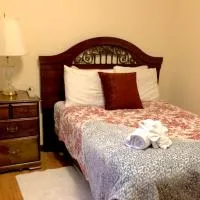 Glacier Guest Room - PRIVATE ROOM IN SHARED HOUSE REDUCED PRICE ON TOURS, hótel í Juneau