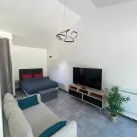 Maison avec grand espace en hauteur, hotel u gradu 'Saint-Georges-des-Côteaux'
