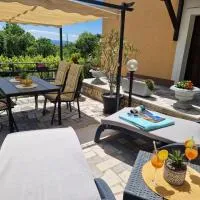 Guesthouse Tina with Terrace and Parking near Opatija、マトゥリのホテル