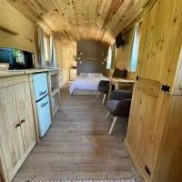 Les Roulottes des Bois d'Ormes، فندق في Bessey-en-Chaume