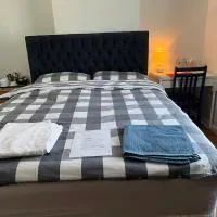 Large Double Bedroom with free on site parking max car length 5 metres, hotel u gradu Kingston na Temzi