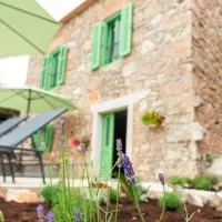 Casa Kamik-19th Century Stone House 50 m from Sea, hotel i Jadranovo