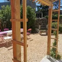 Hébergement avec jardin, хотел в Le Garn