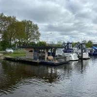 Hotelkamer op water Houseboat Wetterhûske Friesland, hotel di Suameer