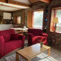 Entire Cordwood House 5 minutes south of town, хотел в Голдън