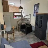 Charmantes Studio Ferienhaus mit Garten & Netflix Nähe Spreewald, Hotel in Heinersbrück