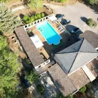 Le Clos Des Dryades climatisé g – hotel w mieście Vers