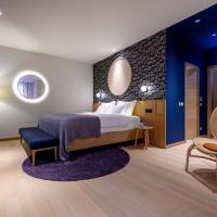 Villa Crystalsea 1 & 2 infinity heatedpool seaview, hotelli kohteessa Hvar