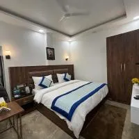 Hotel Kuber International-IGI Airport Delhi, ξενοδοχείο σε Jāmb