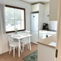RT asunto, sauna, terassi ja autokatos โรงแรมในJalasjärvi