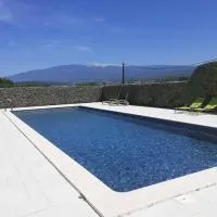 Petit gîte et Grande piscine, hotel a Blauvac