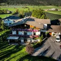 Ferienwohnung Simlhof – hotel w mieście Inzing