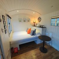 Luxury Countryside Shepherds Hut with Hot Tub, hotel poblíž Letiště Newquay Cornwall - NQY, Saint Mawgan