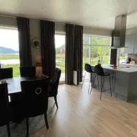 Strandhus i idylliske omgivelser, Hotel in Batnfjordsøra